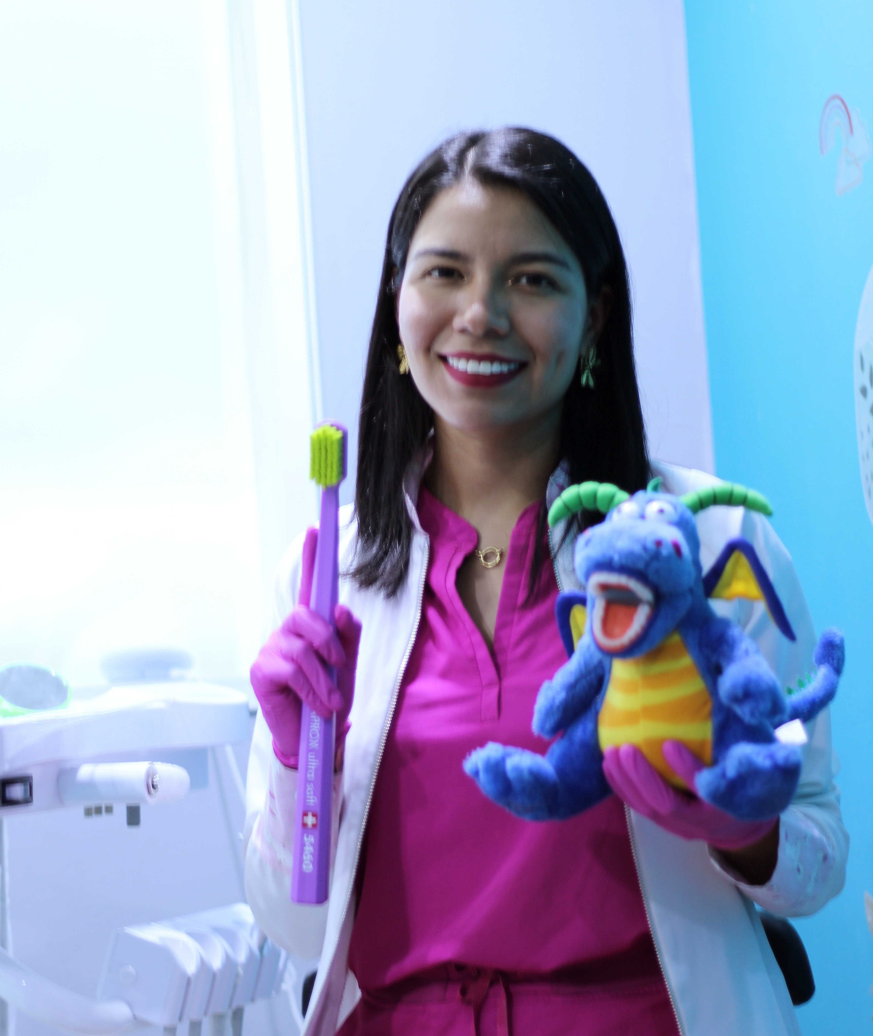 Dra Karina Cervantes dando la bienvenida en su consultorio de odontopediatría infantil en CDMX